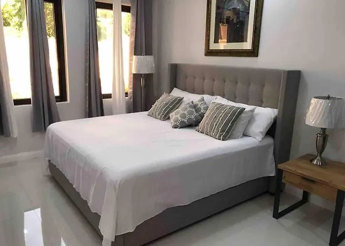 Sun Shine Luxury 2 Bedroom Pool & Gym St Ann Villa