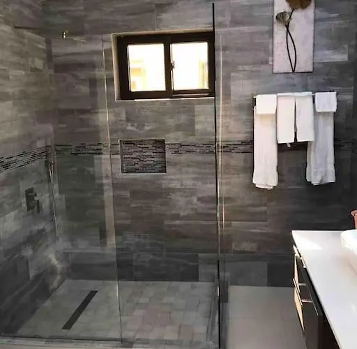 Sun Shine Luxury 2 Bedroom Pool & Gym St Ann *