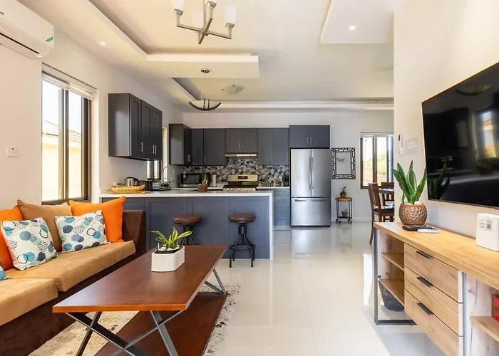 Sun Shine Luxury 2 Bedroom Pool & Gym St Ann Villa