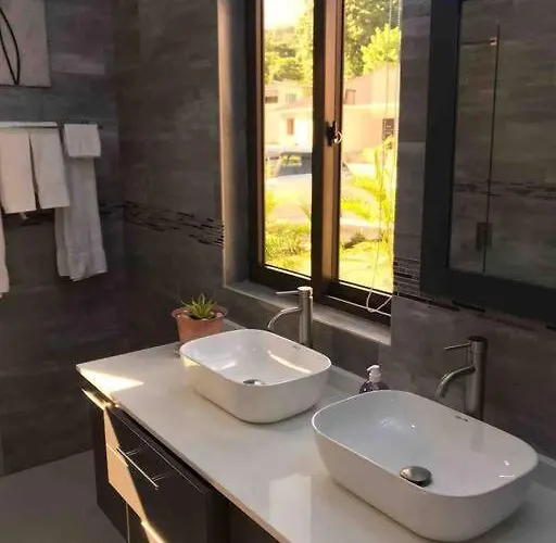 Sun Shine Luxury 2 Bedroom Pool & Gym St Ann *
