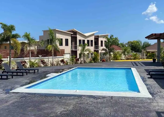 Sun Shine Luxury 2 Bedroom Pool & Gym St Ann
