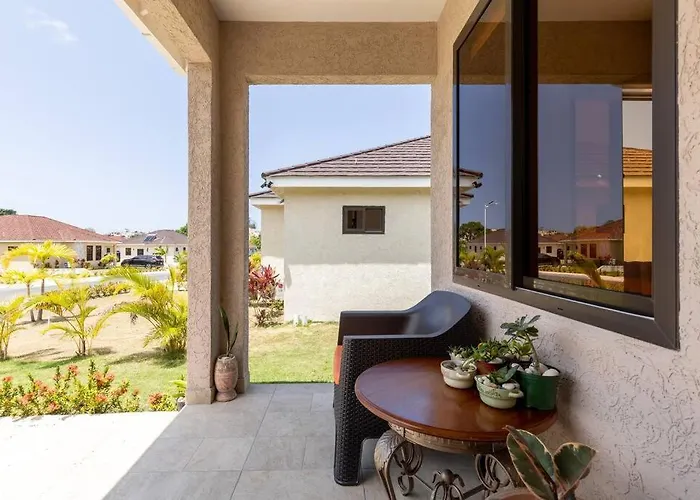 Sun Shine Luxury 2 Bedroom Pool & Gym St Ann